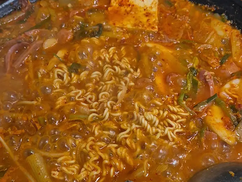 보글보글 끓고 있는 부대찌개의 모습