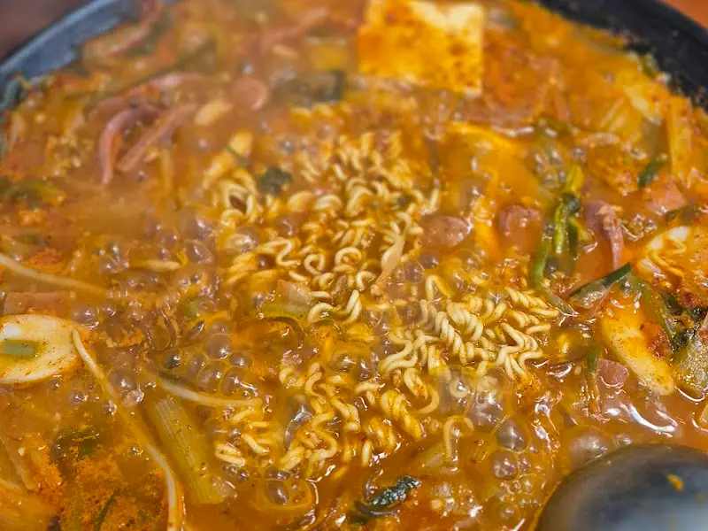 라면 사리가 들어간 부대찌개의 클로즈업 샷
