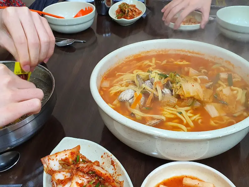 테이블 가득 차려진 칼국수와 반찬