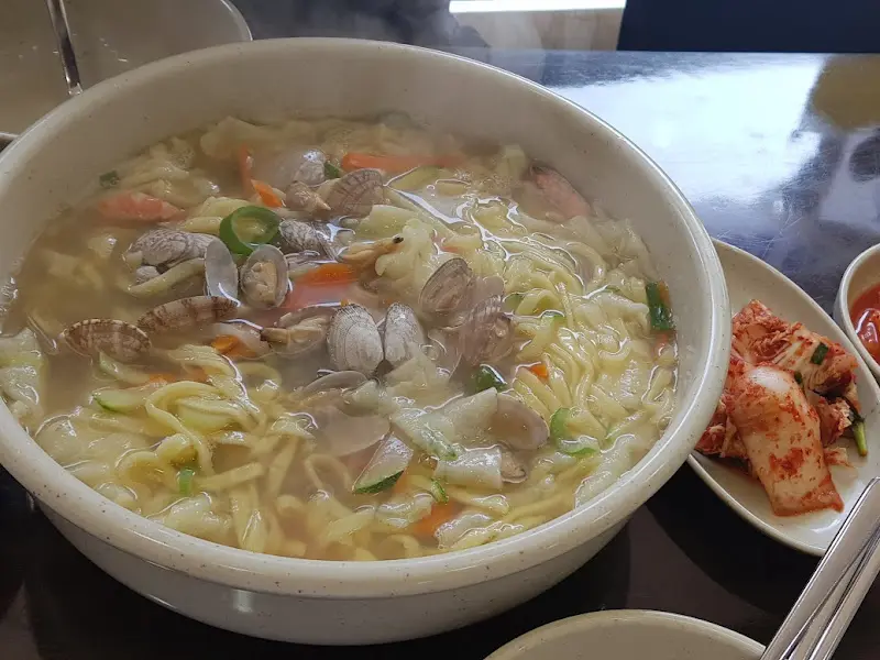 김치와 함께 먹는 칼국수
