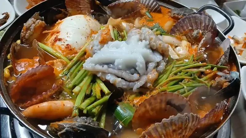 해산물이 듬뿍 들어간 해물탕