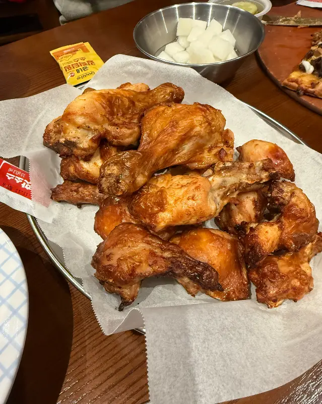 윤기가 흐르는 굽네 오리지널 치킨