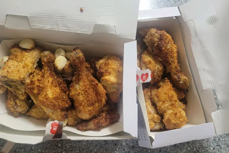 포장된 굽네치킨