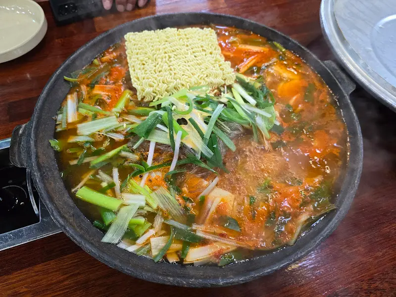 라면 사리가 올려진 부대찌개의 모습