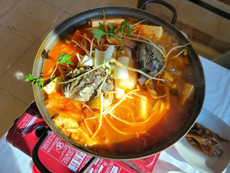 보글보글 끓는 두부전골