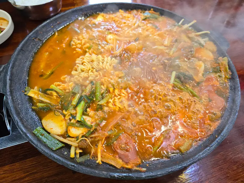 다 익은 부대찌개의 모습