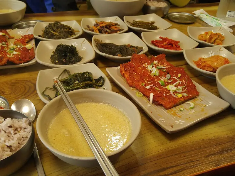 다채로운 색감의 산채비빔밥