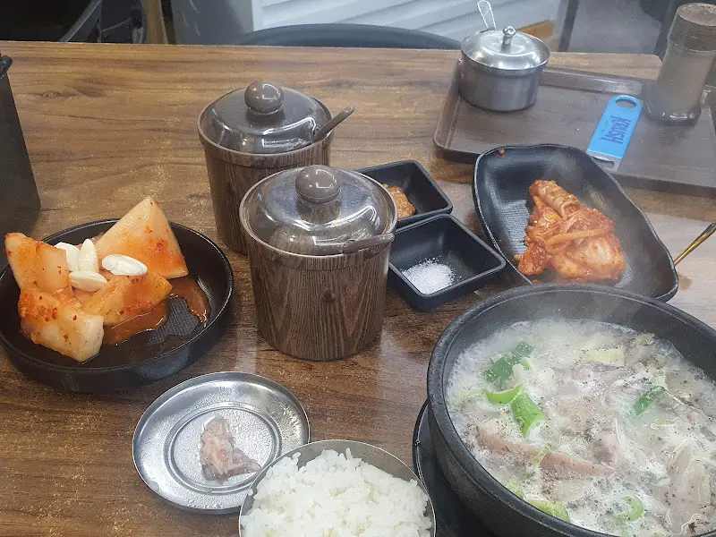 순대국과 수육, 깍두기가 차려진 푸짐한 한 상