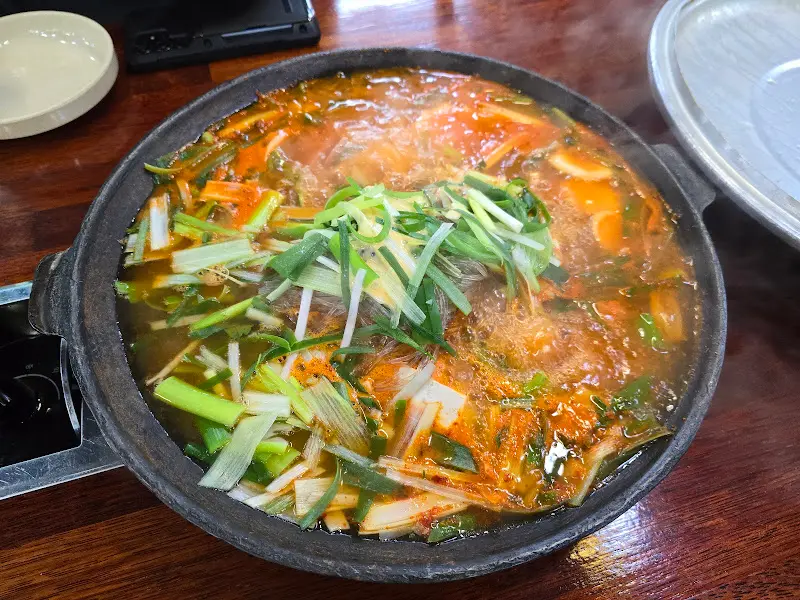 부대찌개에 들어간 햄과 야채