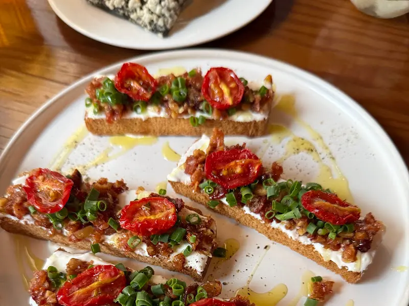 토마토와 채소가 듬뿍 올라간 까보