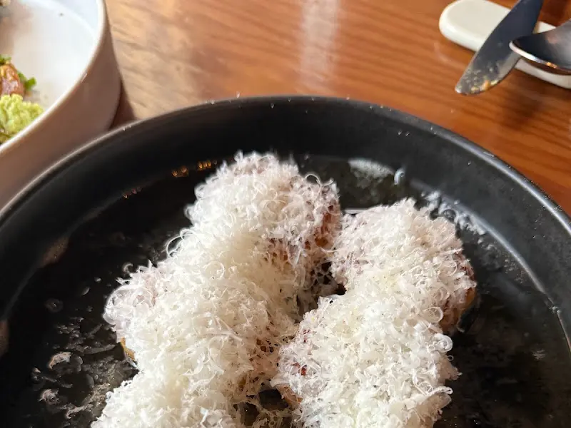 눈처럼 소복한 치즈가 덮인 요리