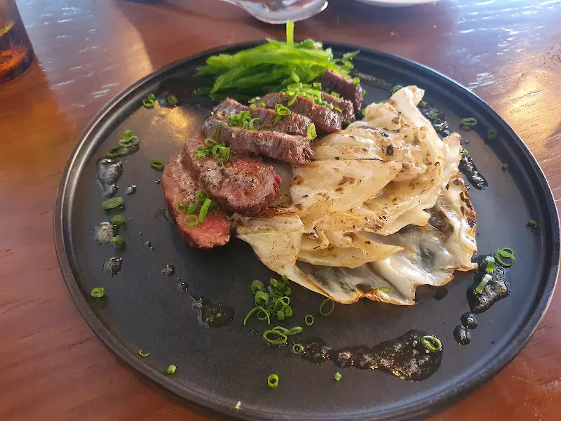 스테이크와 구운 양배추, 파의 조화