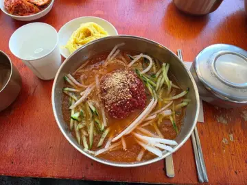 황리단길 미식 방랑기: 향화정에서 맛보는 경주 별미 육회물회와 꼬막비빔밥 여행