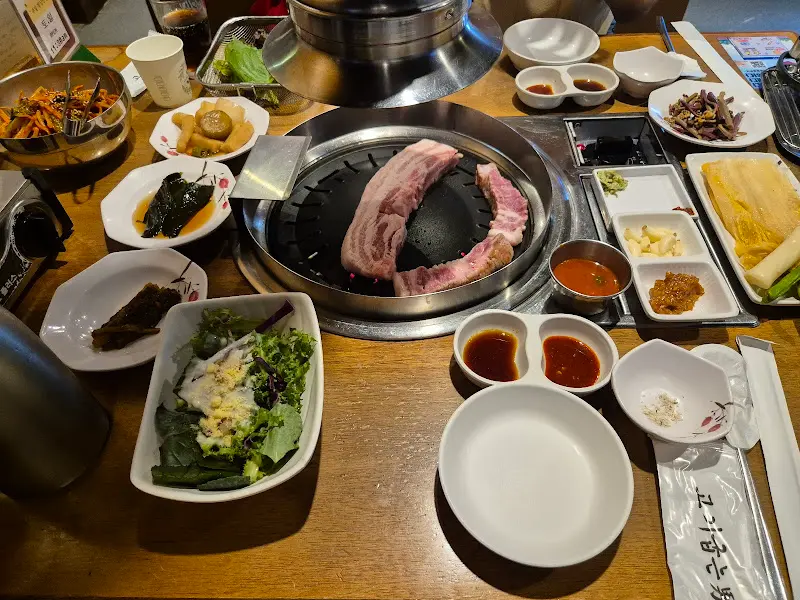 다채로운 밑반찬과 함께 구워지는 삼겹살