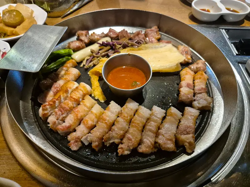 다 구워진 삼겹살과 곁들임 메뉴