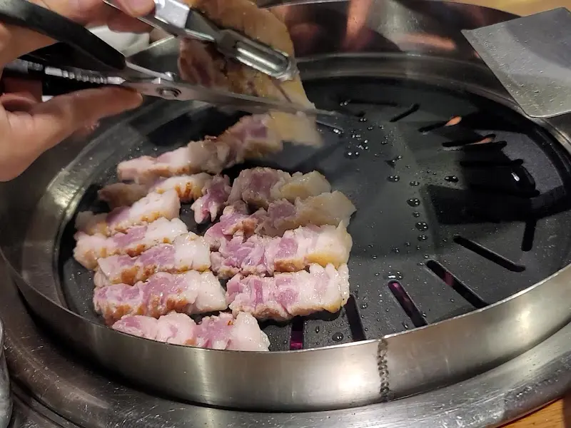 고기를 자르는 직원