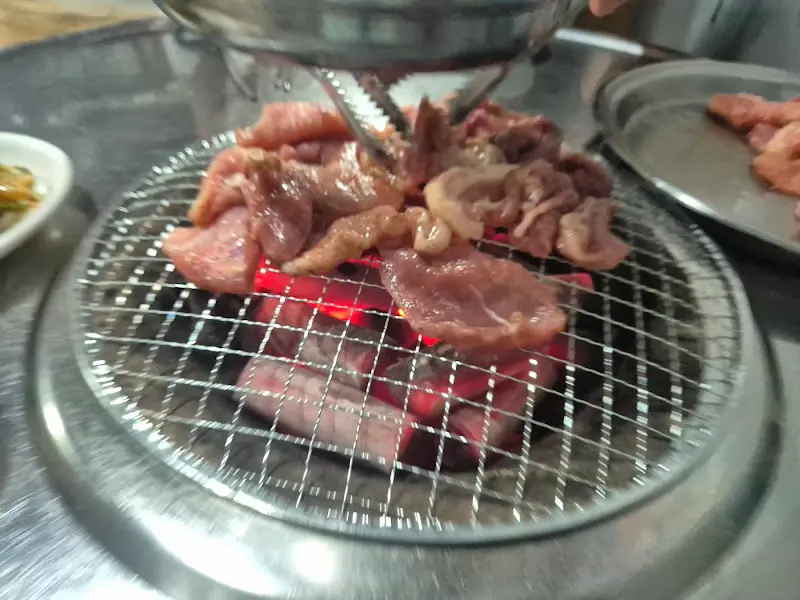 숯불 위에서 익어가는 모둠구이