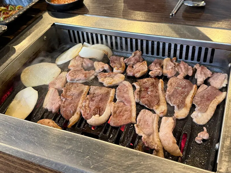 숯불 위에서 익어가는 오리고기