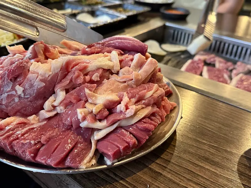 접시에 가득 담긴 오리고기