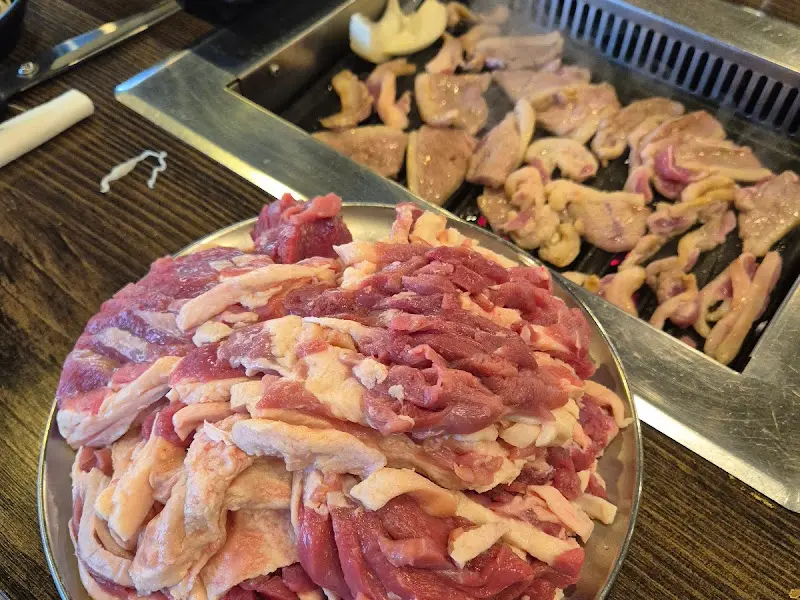 숯불에 구워지는 오리고기