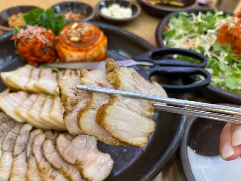 젓가락으로 집어 올린 보쌈