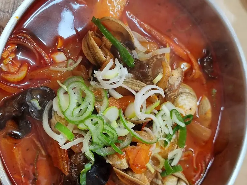 푸짐한 조개가 인상적인 짬뽕