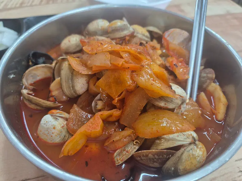 조개껍데기가 가득 쌓인 짬뽕 그릇