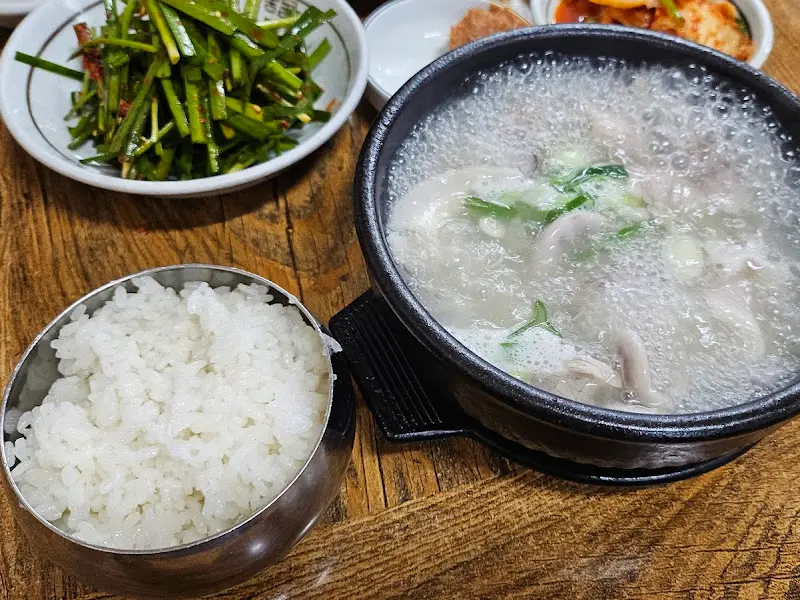 따뜻한 국물과 밥 한 공기가 함께 나오는 국밥 한 상 차림