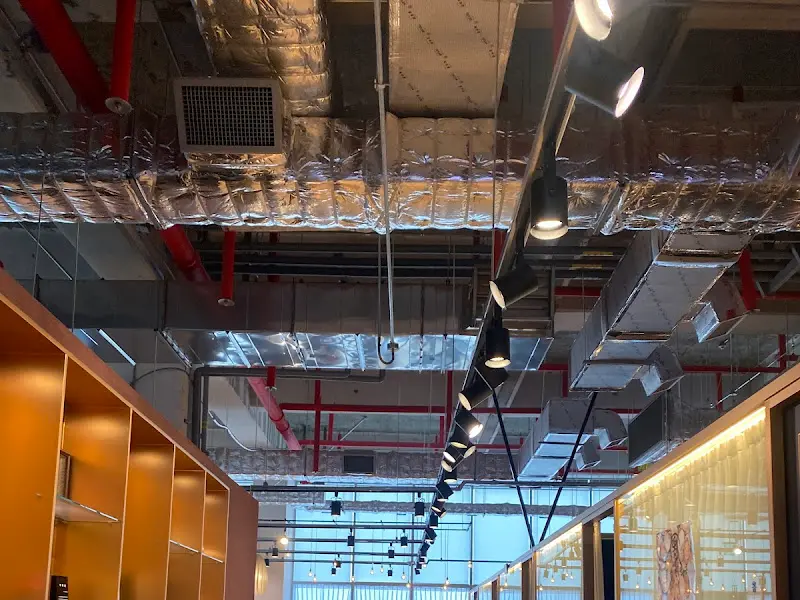 세련된 조명이 돋보이는 천장