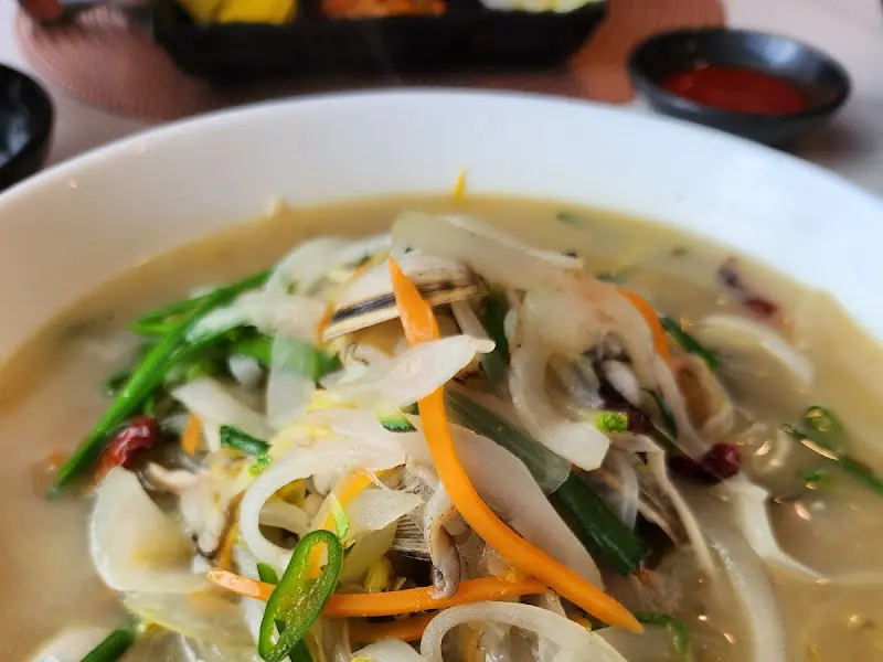 싱싱한 채소가 가득한 짬뽕