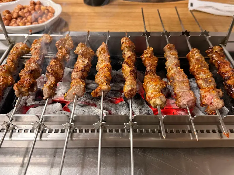 숯불 위에서 익어가는 양꼬치