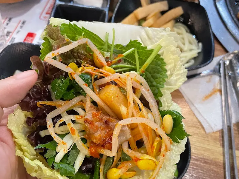 쌈 채소와 함께 싸 먹는 삼겹살