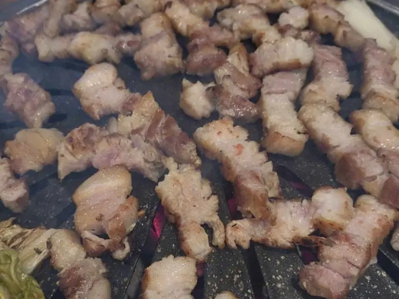 잘 익은 삼겹살 조각들