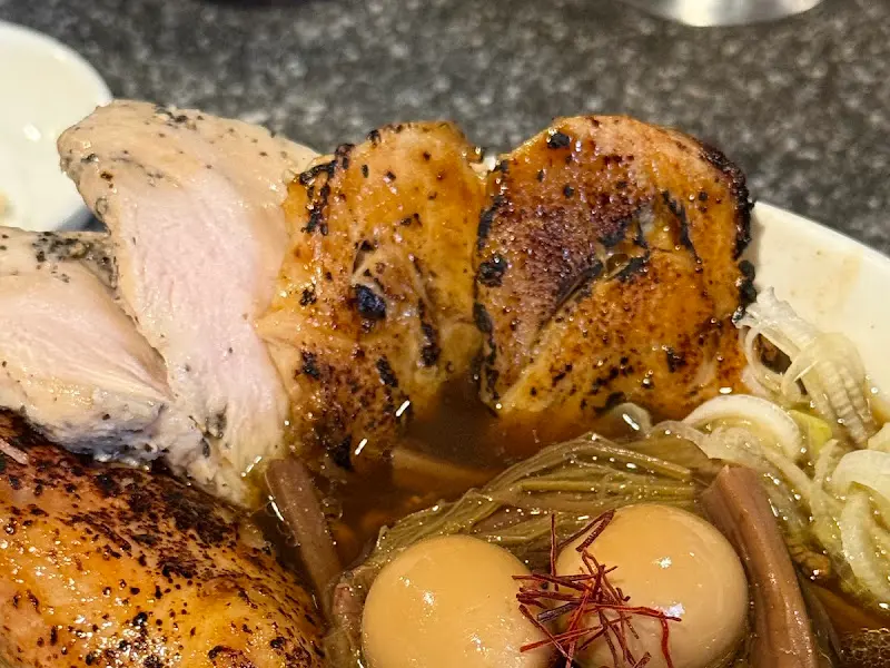 라무라 흑닭 라멘 근접샷