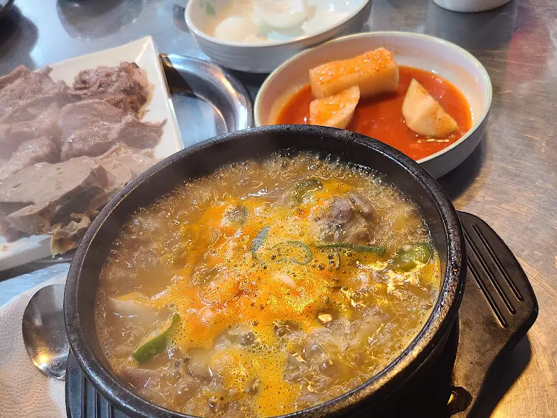 얼큰한 국물이 인상적인 얼큰순대국