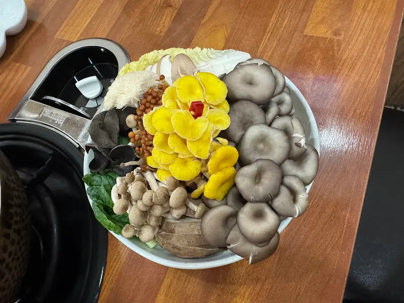 다양한 종류의 버섯 한 접시