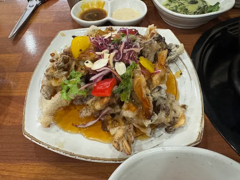 유자 소스가 뿌려진 버섯 탕수육