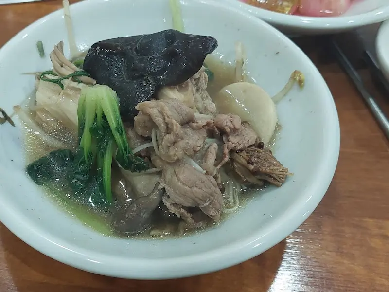 앞접시에 담긴 버섯과 고기