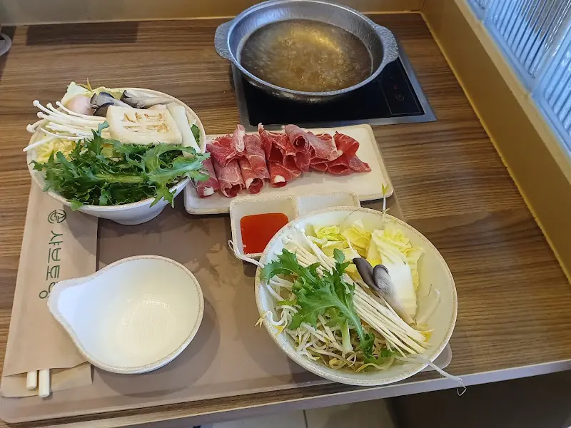 푸짐한 샤브샤브 한 상 차림