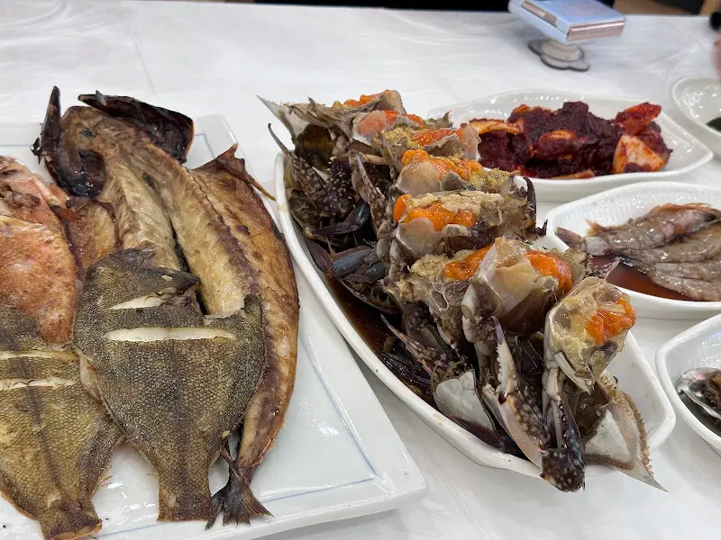 다양한 메뉴가 차려진 상