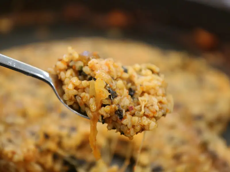 볶음밥을 숟가락으로 떠올리는 모습