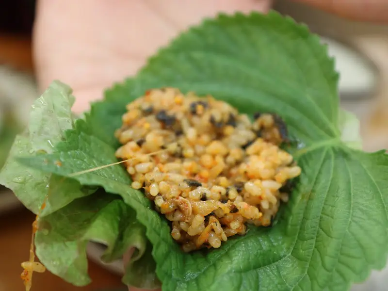 깻잎에 볶음밥을 싸서 먹는 모습