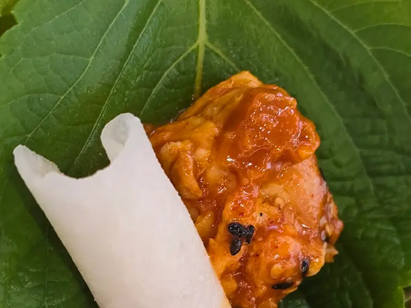 닭갈비와 무쌈을 함께 먹는 모습