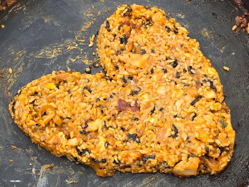 하트 모양으로 만들어진 볶음밥 클로즈업