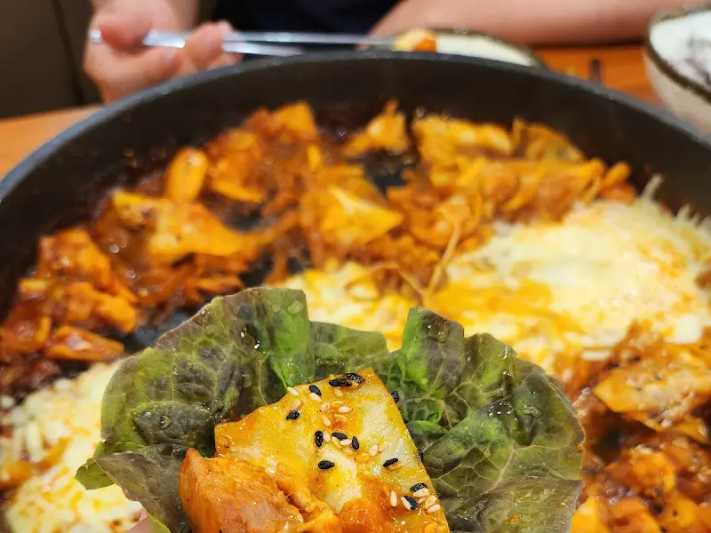 닭갈비 전체적인 모습과 깻잎에 싸서 먹는 모습