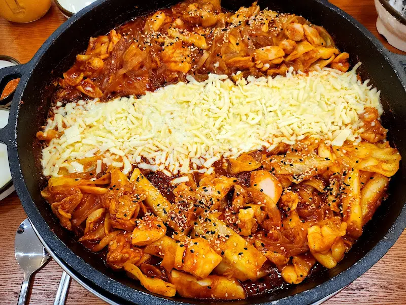 닭갈비에 치즈가 듬뿍 올려진 모습