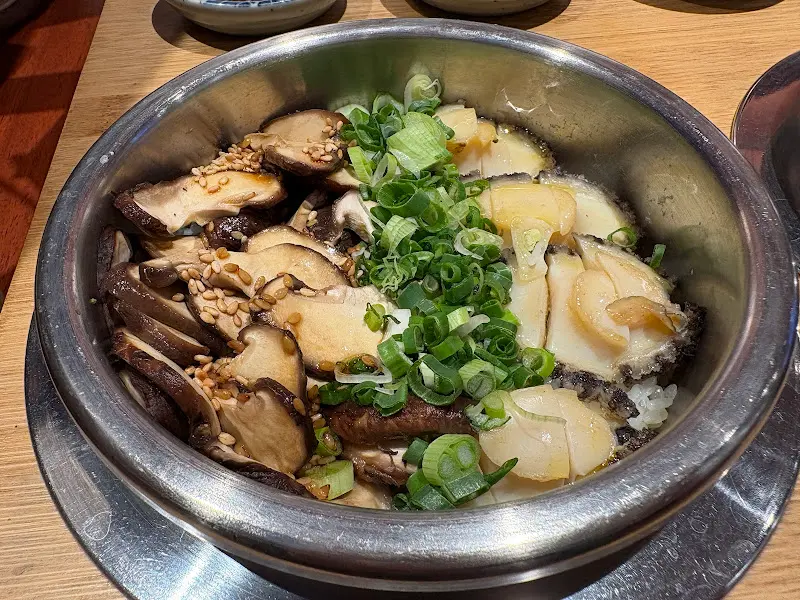 전복과 버섯이 가득 들어간 전복솥밥