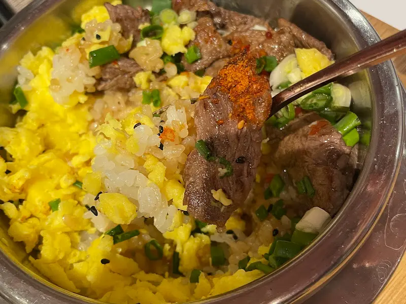 스테이크와 스크램블이 조화로운 스테이크 솥밥