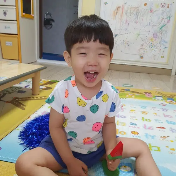 활짝 웃는 아이