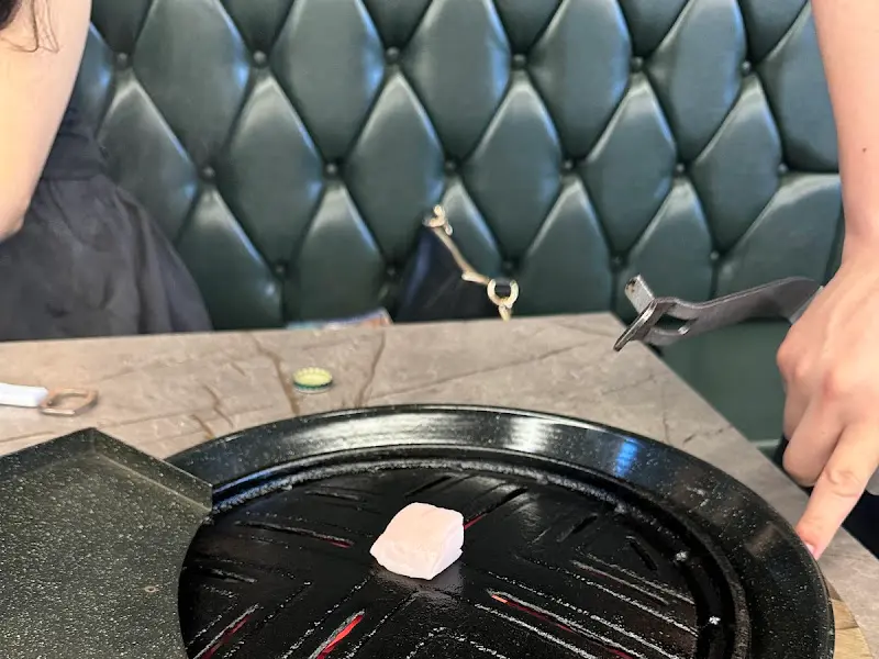 전문가의 손길로 구워지는 고기